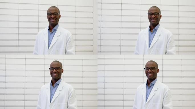 药房储藏室微笑的年轻非洲药剂师的肖像