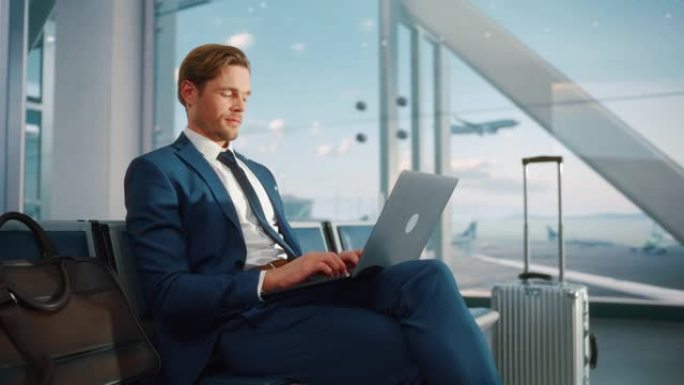 机场航站楼: 商人使用笔记本电脑，等待飞往国际会议的航班。旅行企业家在航空枢纽的登机休息室与飞机在线