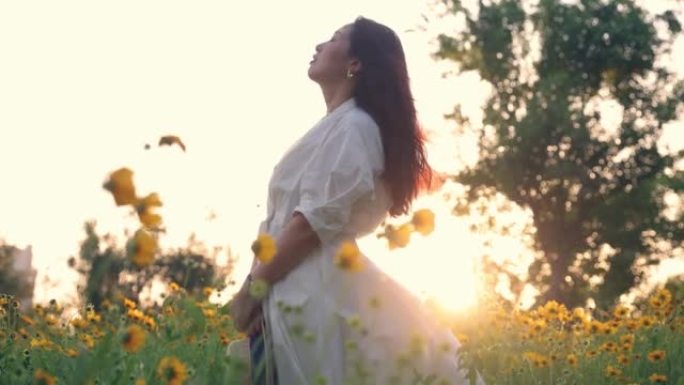 在梦花里美女花丛中野花草