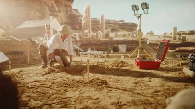 考古挖掘现场: 伟大的女考古学家在挖掘现场工作，用刷子和工具清洁文物。发现古文明神庙、建筑、化石遗迹