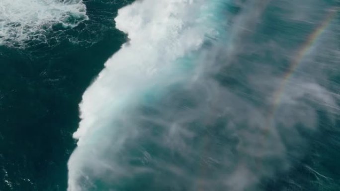 巨浪坠毁惊涛骇浪大海水海浪花彩虹