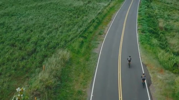 骑自行车者道路自行车的鸟瞰图