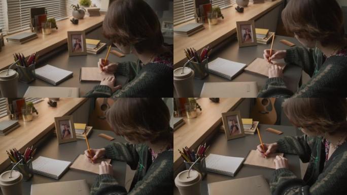 生病的女孩在桌子上画画