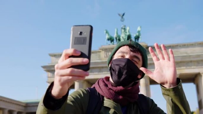 旅行者vlogger在勃兰登堡门前制作视频