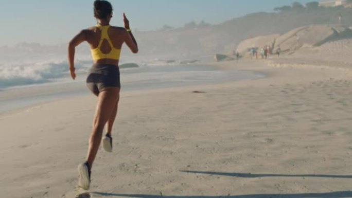 运动，活跃，健康的女人在海滩和海边跑步，慢跑或健身。一位年轻，精力充沛，有运动能力的女性独自在海上锻