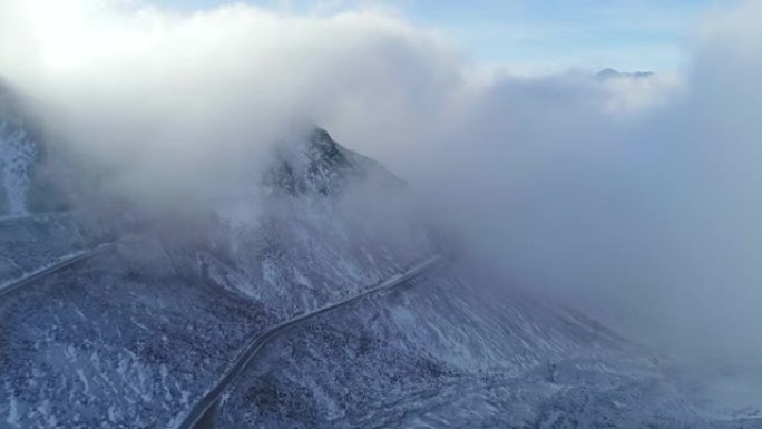 雪山斜坡上蜿蜒的道路