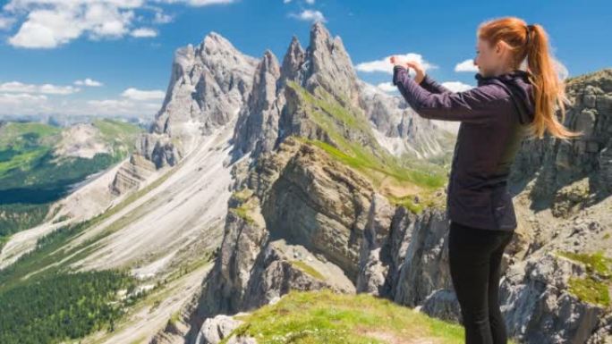 多洛米蒂山脉塞塞达山上的女旅行者拍摄令人叹为观止的景色