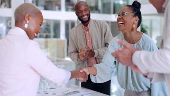 商业女性，握手或鼓掌促销，营销公司成功或广告目标。微笑、快乐或握手与品牌领导力，欢迎或问候