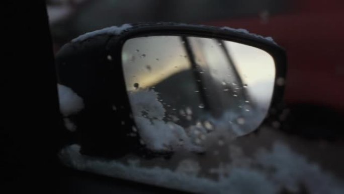 汽车镜子上的雪。特写。