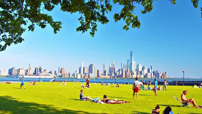 新泽西州曼哈顿市中心。公共公园。绿色草坪。闲暇的人。日光浴。树。