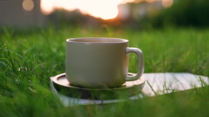 草地上的一杯热咖啡