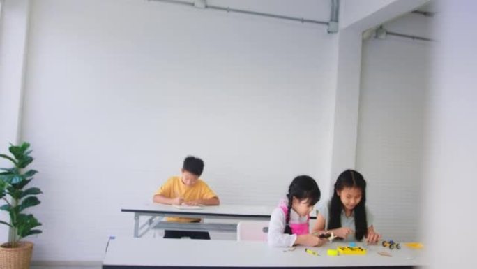 一组小学生学习机器人编程和算法思维培训班。小学教育STEM教育概念。