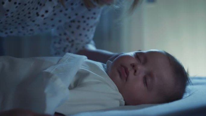 neo mother的电影拍摄镜头是爱抚和亲吻她的新生婴儿，而晚上则在托儿所里用柔软的毯子在婴儿床里