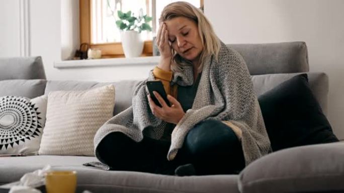 DS患有严重感冒的成年女性在家中通过智能手机进行视频通话