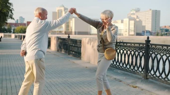 快乐的老年男女在城市街头跳舞，微笑着享受夏日的浪漫关系