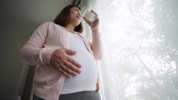 孕妇在家放松并为婴儿喝牛奶