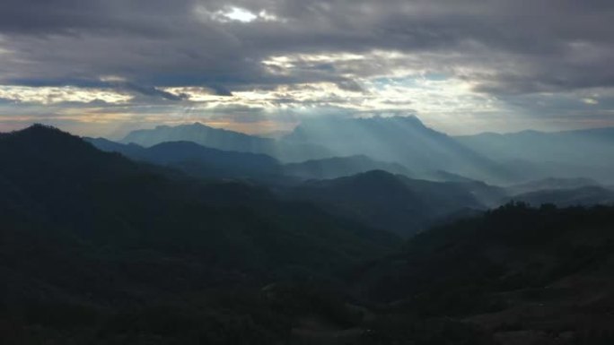 鸟瞰图早晨的雨林高山峰森林海云海翻滚