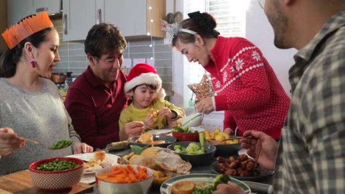 家庭吃圣诞晚餐和睦融洽气氛