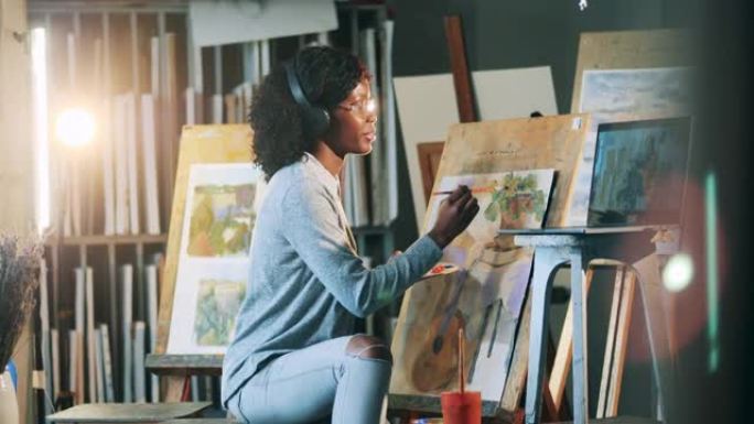 非洲族裔女士在互联网课上画画