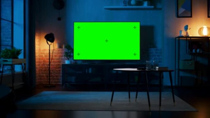 时尚的阁楼公寓内部配有电视，绿屏模拟显示器站在电视柜上。家里空荡荡的客厅，显示器上有色度键占位符。放