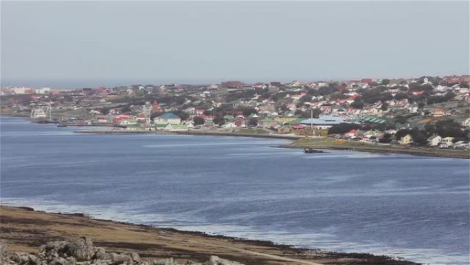 南大西洋福克兰群岛(马尔维纳斯群岛)首府斯坦利港的海岸景观。