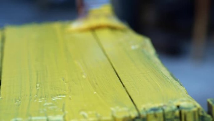 粉刷旧家具。用黄色油漆刷油漆出质朴的表面。自制家庭维修。新种类的旧东西