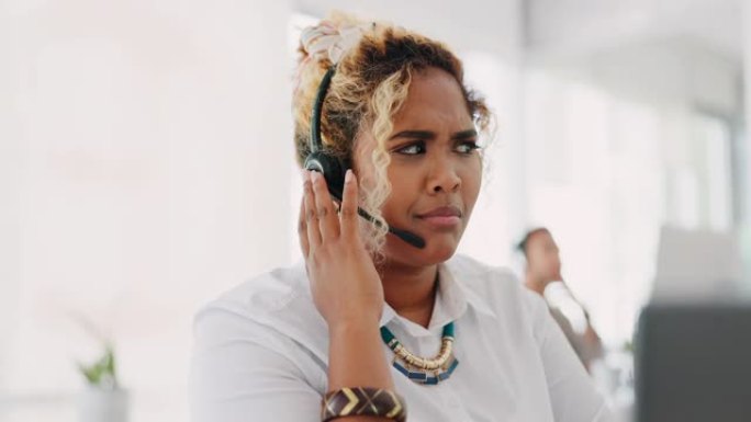 商务女士，呼叫中心和困惑，同时在办公室中收听故障排除问题，并在计算机上讲话和打字。面对女性客户支持，