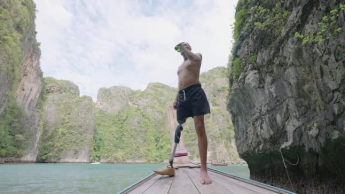 残疾男子，假肢，在热带气候夏季的岛上乘坐出租车享受旅行假期。残疾收藏: 日常生活概念。