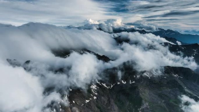 云朵在山上滚滚自然美景唯美大山生态环境
