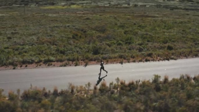 一个年轻人在乡村道路上奔跑的4k视频片段