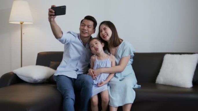 客厅中的亚洲家庭自拍照