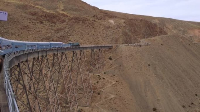 开往云端的火车(西班牙语:“Tren a las Nubes”)，在阿根廷萨尔塔省安第斯山脉的La 