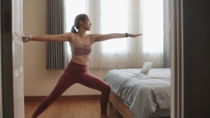 女人在卧室做瑜伽运动