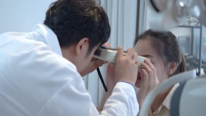 男性验光师检查女性患者的视力