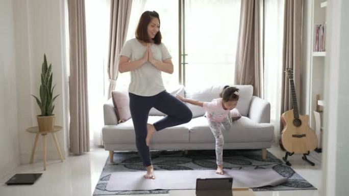 母女在家学习锻炼瑜伽休闲