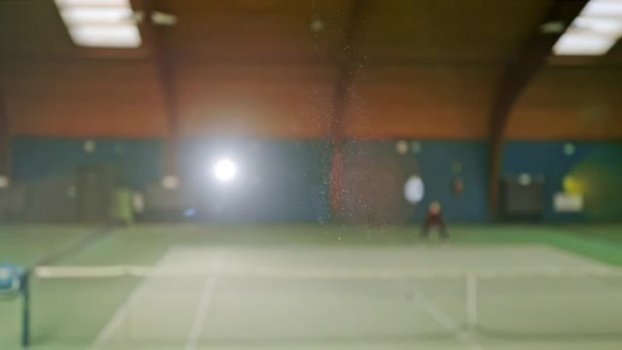 超级SLO MO年轻人将球抛向空中并在网球场上发球