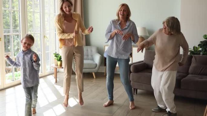 四代女性在时尚的客厅跳舞