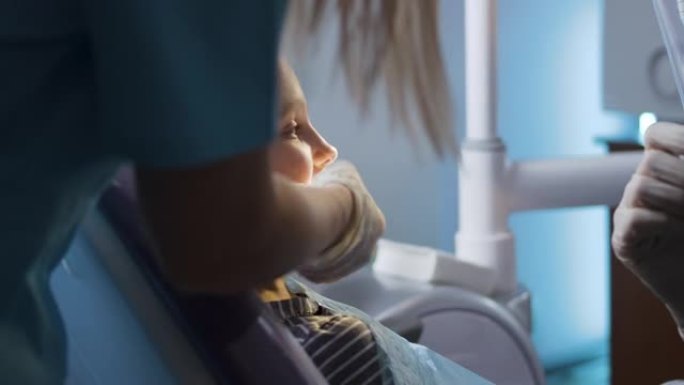 牙科手术期间坐在椅子上的勇敢小女孩