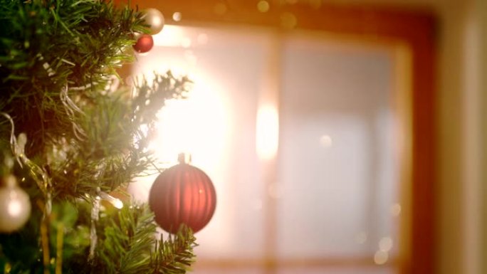 SLO MO闪闪发光的金色灰尘落在美丽的装饰圣诞树上