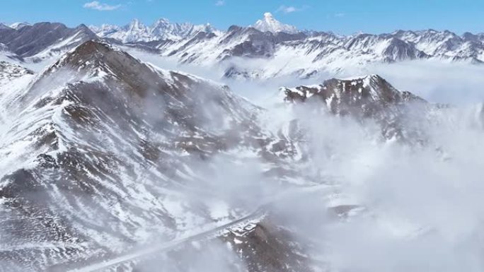 中国四川夹金山空中飘浮的冬季空中雪山景观