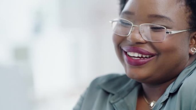 4k视频片段，一名年轻女子在现代办公室里戴着眼镜摆姿势