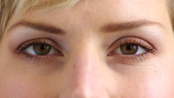 一个女人在验光师测试视力和视力的特写镜头。在验光预约期间放大女性眨眼，以检查她的眼睛并获得处方眼镜或