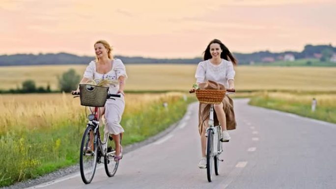 慢动作女性朋友喜欢骑自行车穿越乡村