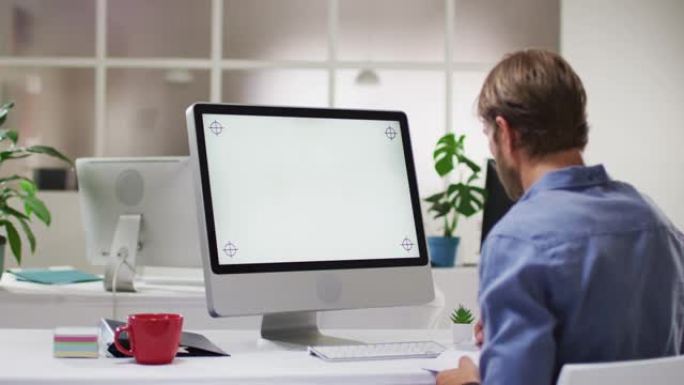 高加索商人在办公室的办公桌上使用台式计算机进行视频通话会议