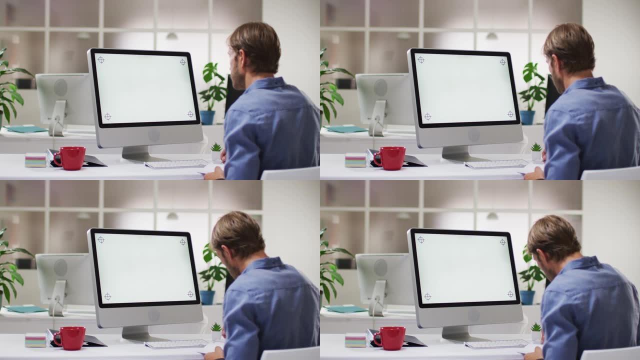 高加索商人在办公室的办公桌上使用台式计算机进行视频通话会议