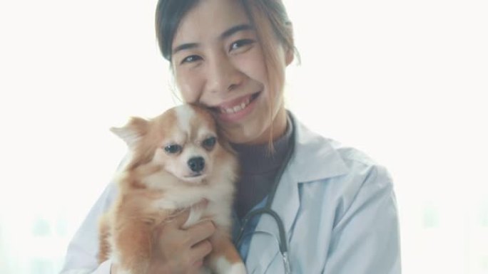 兽医与狗在相机前微笑的肖像