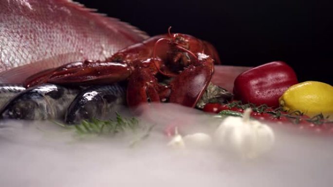 4K UHD: 在黑色背景上关闭加拿大龙虾鲭鱼和鲷鱼的多莉，并带有冰冻的冰冷烟雾。新鲜豪华海鲜和菜单