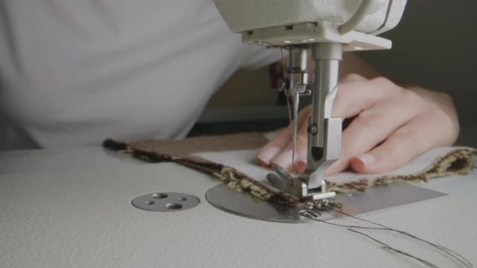 裁缝师在工作室的缝纫机上工作
