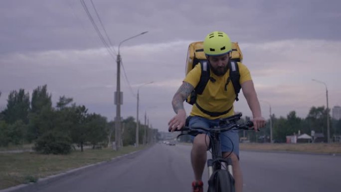 自行车信使在公路上骑自行车