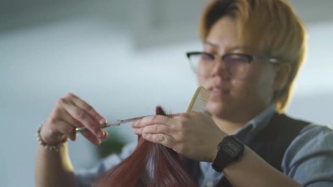 慢动作亚洲中国发型师女性在发廊为顾客理发